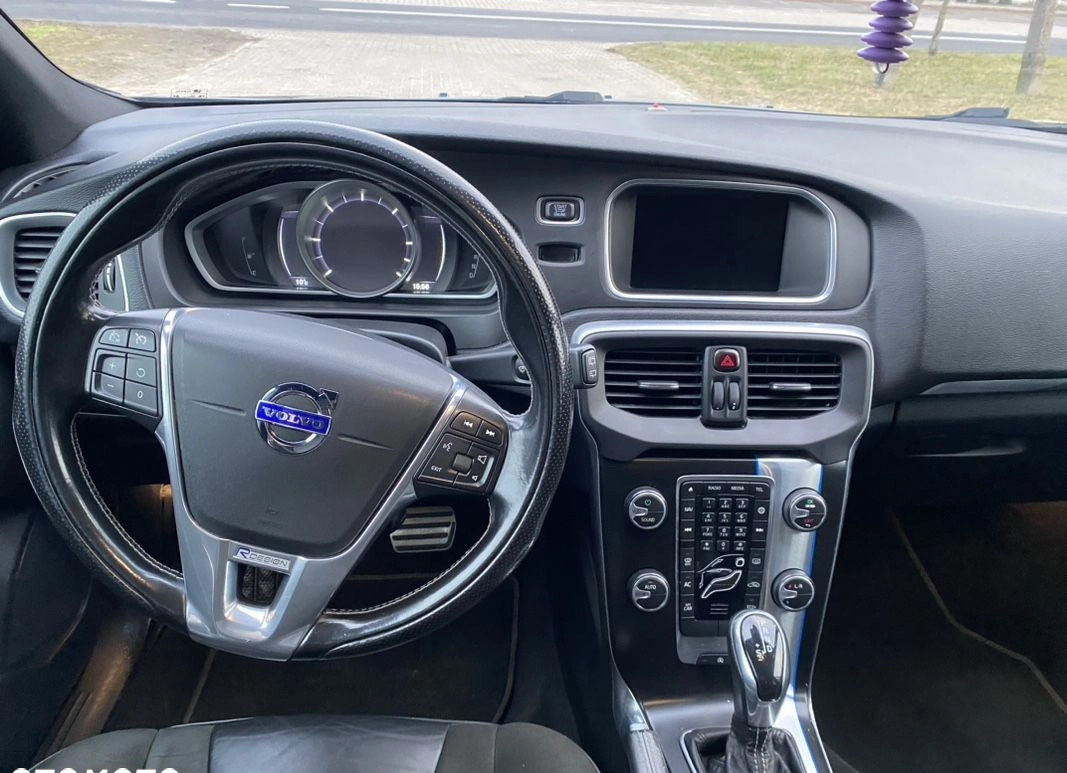 Volvo V40 cena 44900 przebieg: 211000, rok produkcji 2015 z Wrocław małe 67